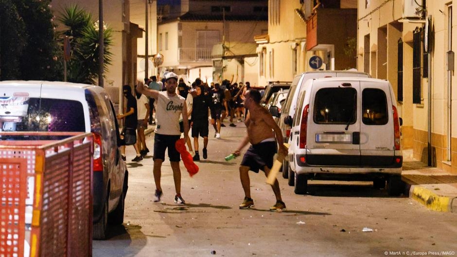 Spain: 5 hurt in anti-migrant violence blamed on far right – DW – 07/13/2025