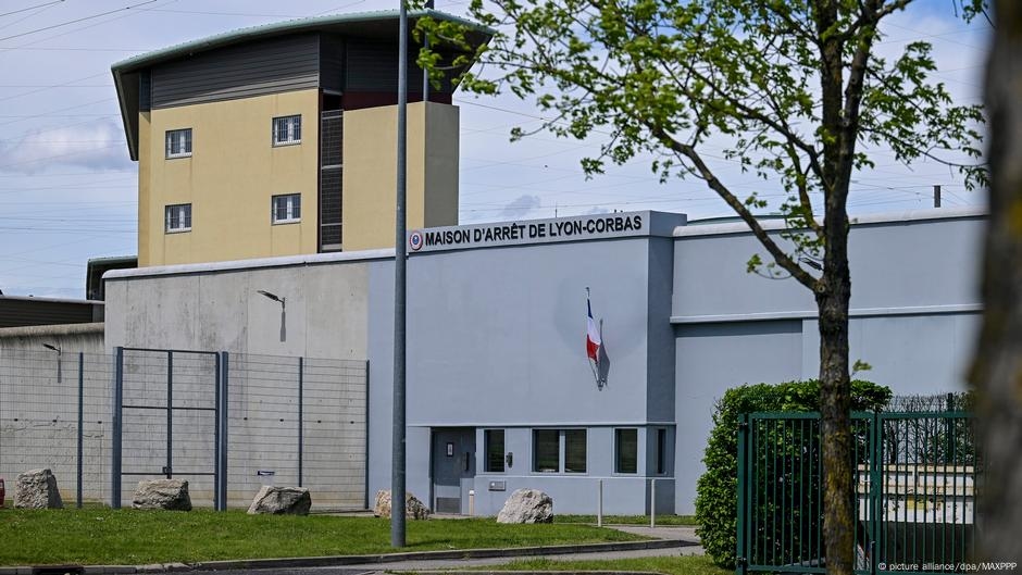 French man who escaped prison in cellmates' bag rearrested – DW – 07/14/2025