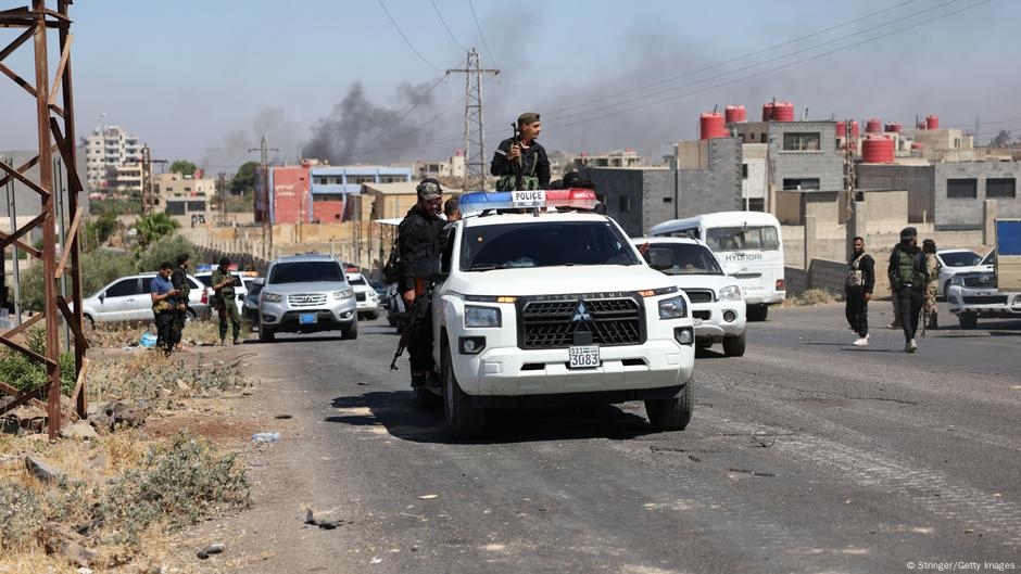 الجيش السوري يدخل مدينة السويداء وإسرائيل تستهدفه – DW – 2025/7/15
