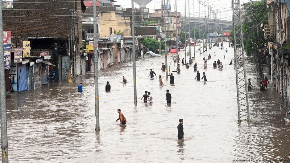 Pakistan: Dozens killed in Punjab flooding – DW – 07/18/2025