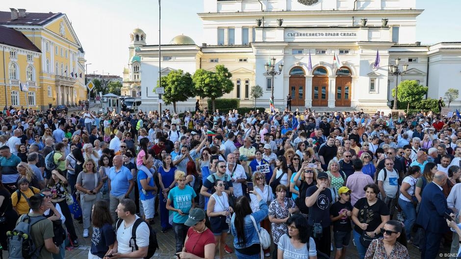 Bulgaria's arrest of liberal, pro-EU mayor sparks protests – DW – 07/26/2025