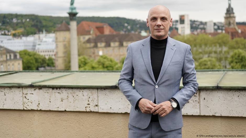 German politician resigns over swastika on ballot – DW – 07/25/2025