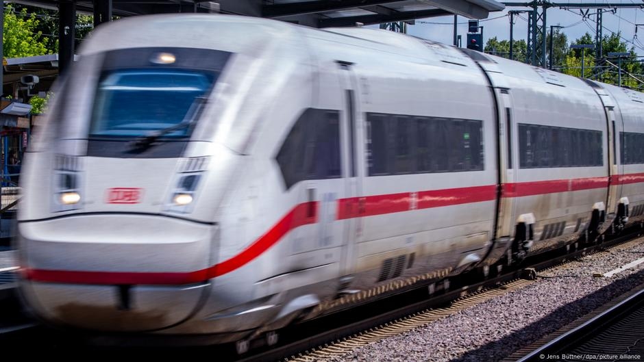 Austria: ICE train passengers stuck for 6 hours in tunnel – DW – 07/27/2025