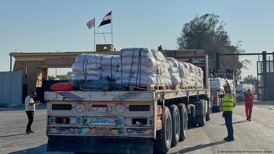 Middle East: Aid trucks begin entering Gaza from Egypt – DW – 07/27/2025
