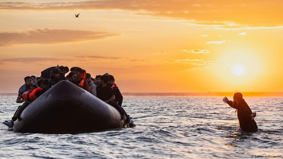 UK: Social media people smugglers to face jail – DW – 08/03/2025