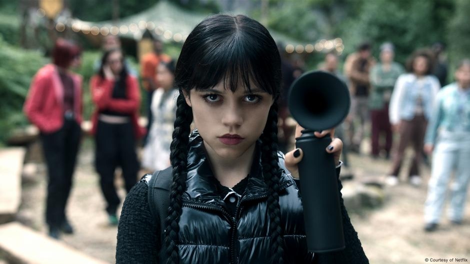 Netflix hit 'Wednesday' returns for season 2    – DW – 08/05/2025