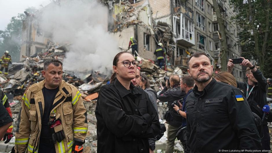 Ukraine: Kyiv death toll rises, Russia ignores Trump warning – DW – 08/01/2025