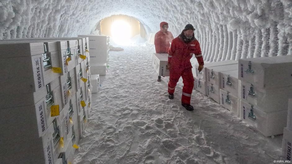 Scientists search for climate clues in ancient ice  – DW – 08/04/2025