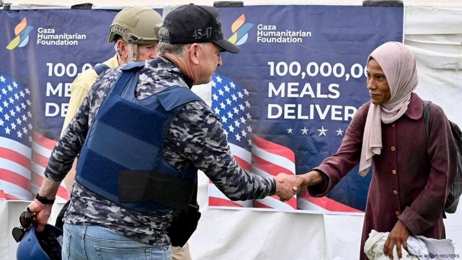 القسام تنشر فيديو لرهينة وويتكوف يعد بزيادة المساعدات لغزة – DW – 2025/8/1