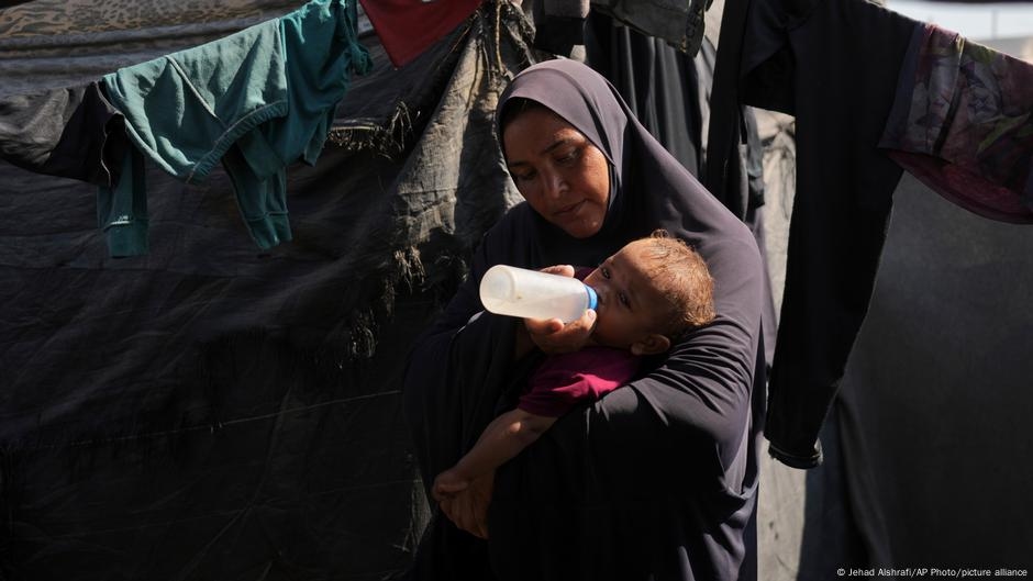 الجوع يفتك بأطفال غزة .. ومساعدات تشق طريقها من مصر للقطاع – DW – 2025/8/12