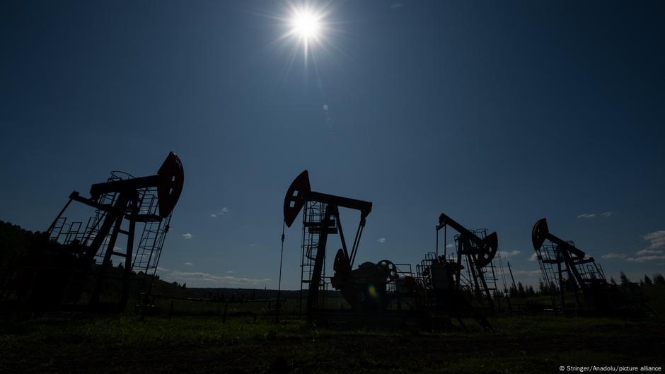 Ukraine: Kyiv says it hit Russian oil, military facilities – DW – 08/02/2025