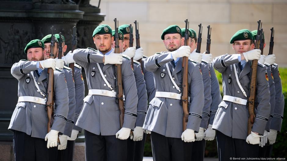 German government split over compulsory military service – DW – 08/17/2025