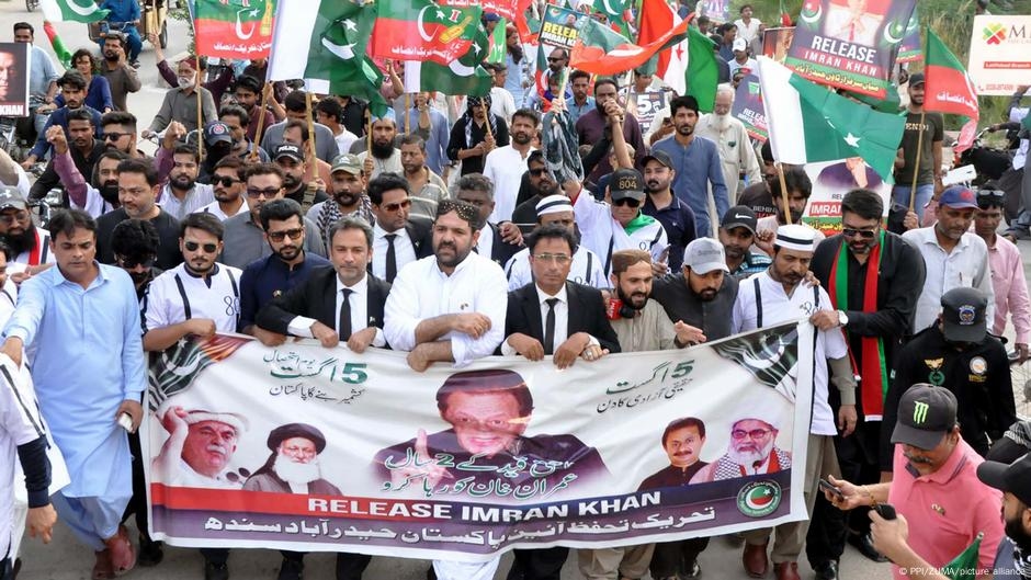 Pakistan: Hundreds of Imran Khan supporters arrested – DW – 08/05/2025
