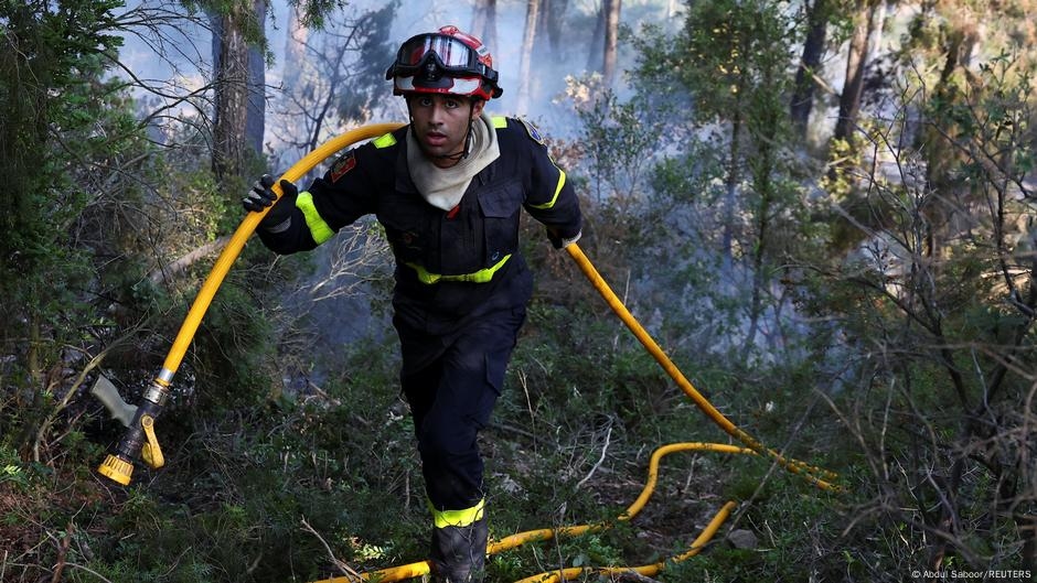 Giant fire in southern France under control – DW – 08/08/2025