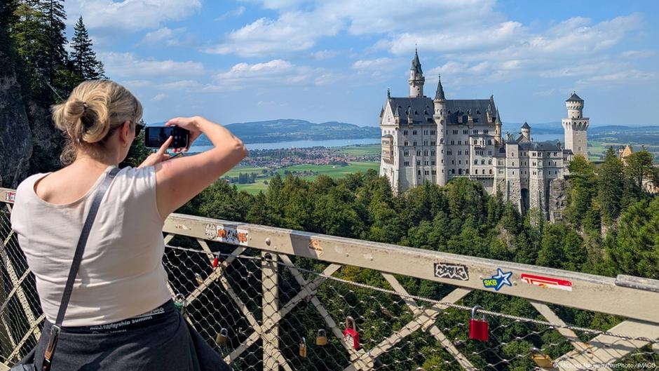 Germany: Domestic travel drives highest-ever hotel bookings – DW – 08/11/2025