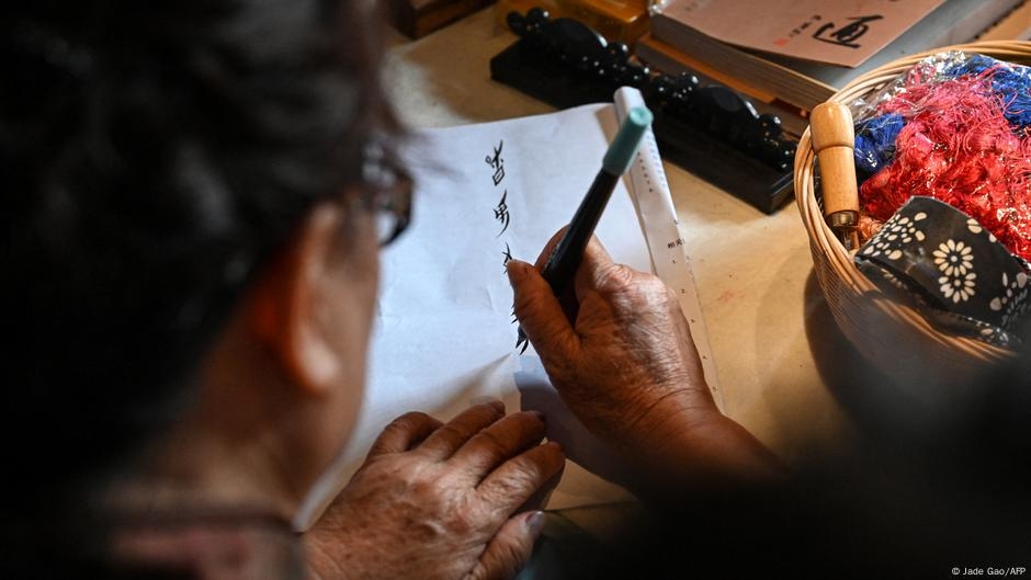 China: A women-only secret script returns as symbol of strength – DW – 08/17/2025