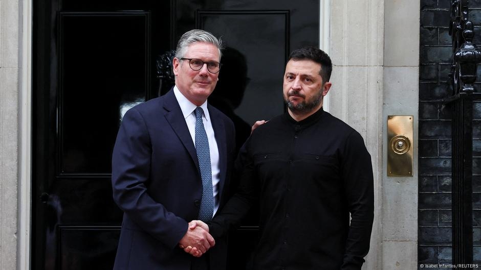 Ukraine updates: Zelenskyy, Starmer meet in London – DW – 08/14/2025