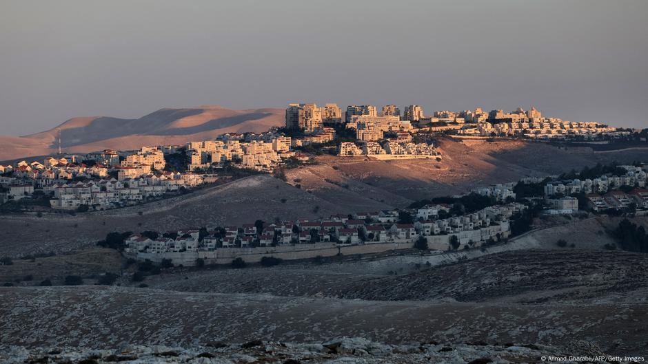 Israeli minister unveils controversial West Bank settlements – DW – 08/14/2025