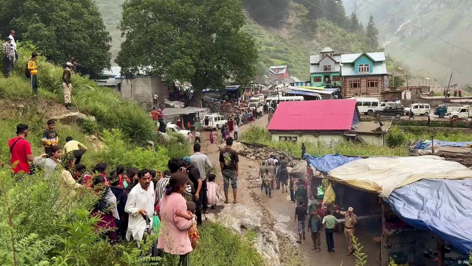 Kashmir: Flash flood kills dozens in Himalayan village – DW – 08/14/2025