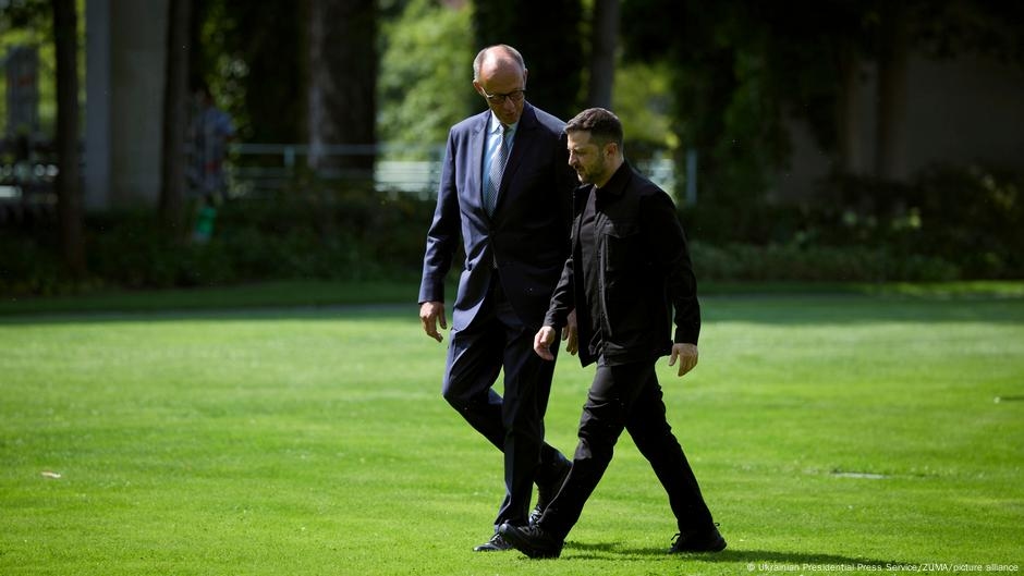 Ukraine updates: Merz to join Zelenskyy at US peace talks – DW – 08/17/2025