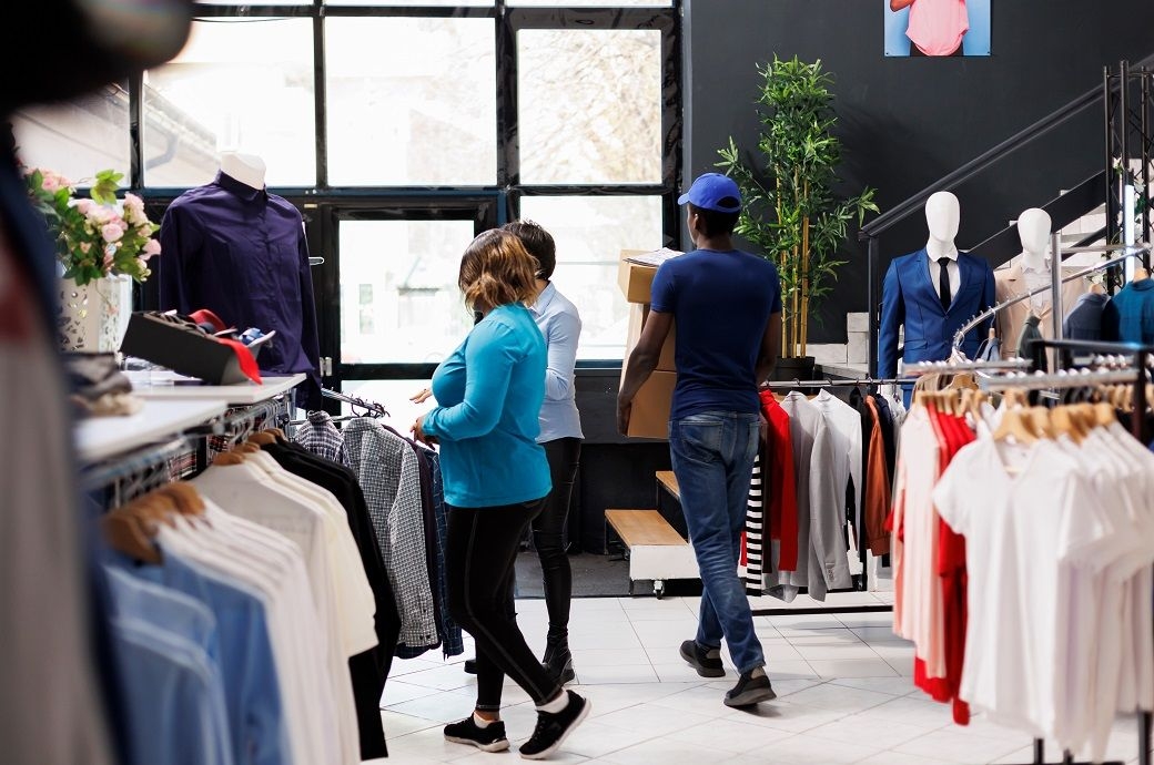 US retail sales jump in April, shoppers rush to beat tariff price hike