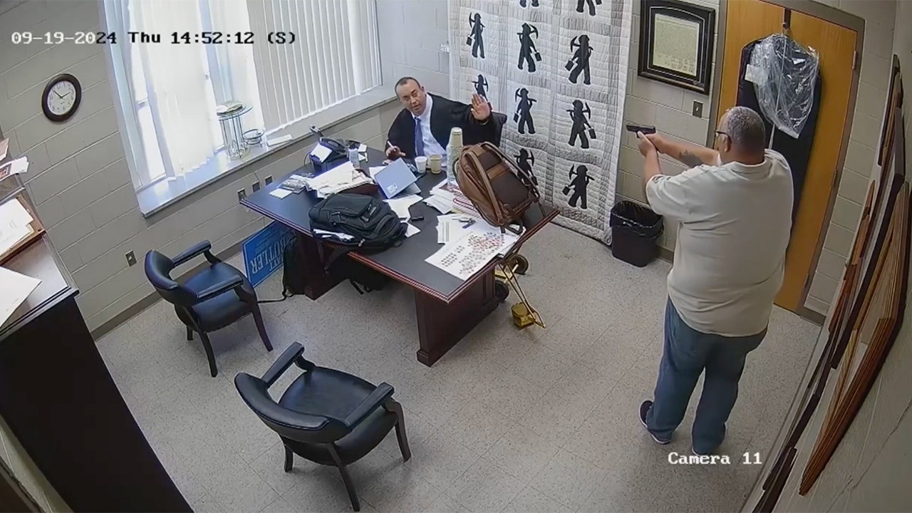 Kentucky ex-sheriff's 'frivolous' insanity claim won't fly in judge's suspected murder: former prosecutors