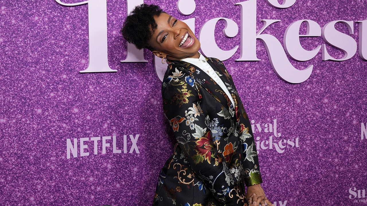 Anti-Trump comedian jokes she was booted from WHCA for 'talking sh--'