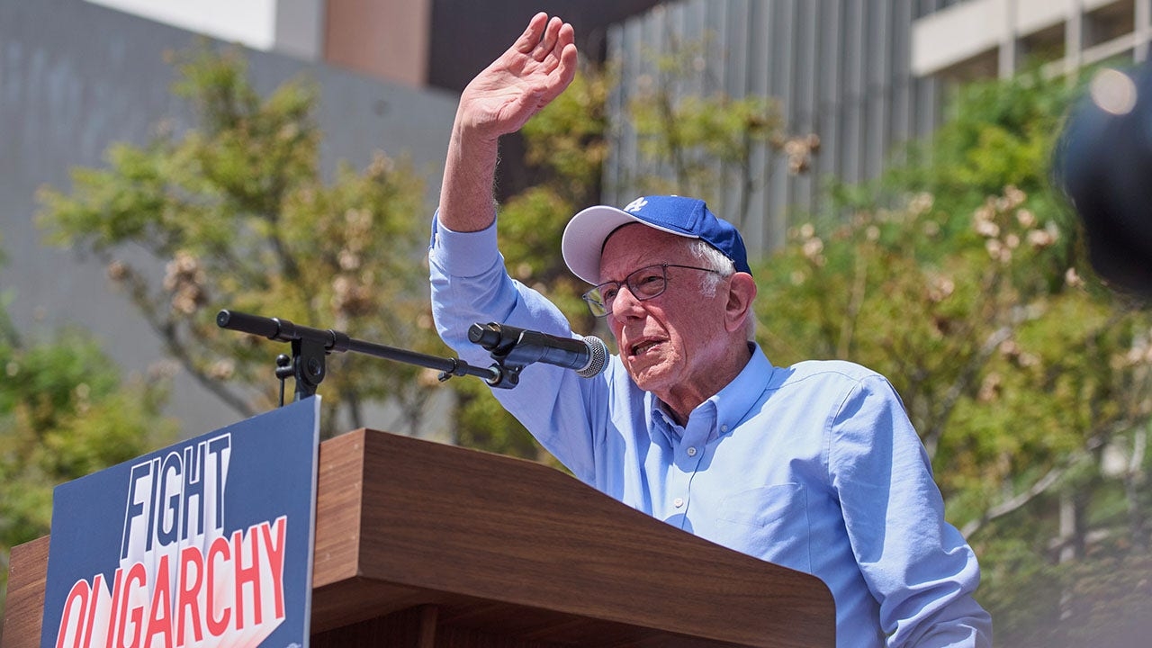 Bernie Sanders makes 'no apologies' for private jet travel on 'Fight Oligarchy' tour