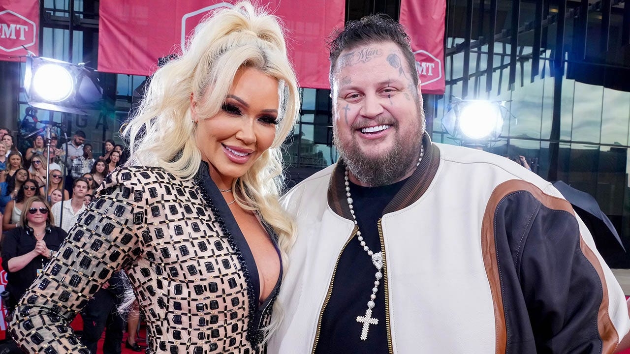 Jelly Roll shares one habit that 'annoys' wife Bunnie Xo 'to no end': 'I feel bad for her'