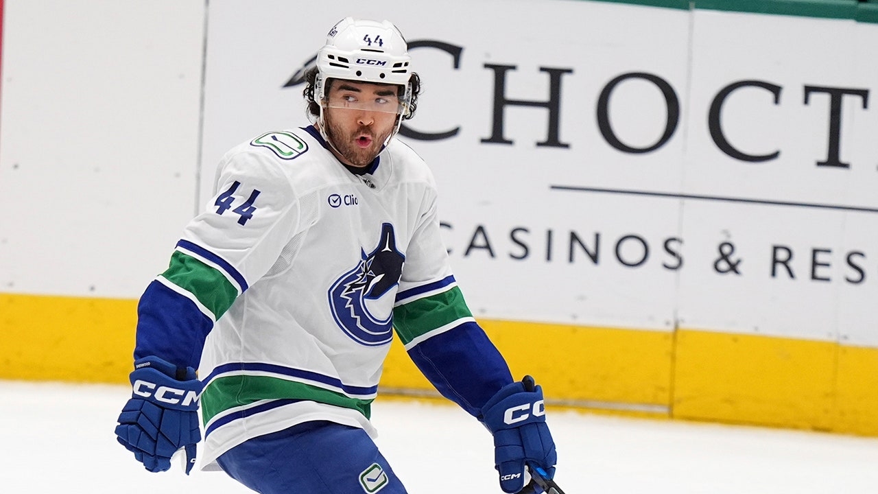 Canucks shock Stars with 3 goals in final minute, OT win