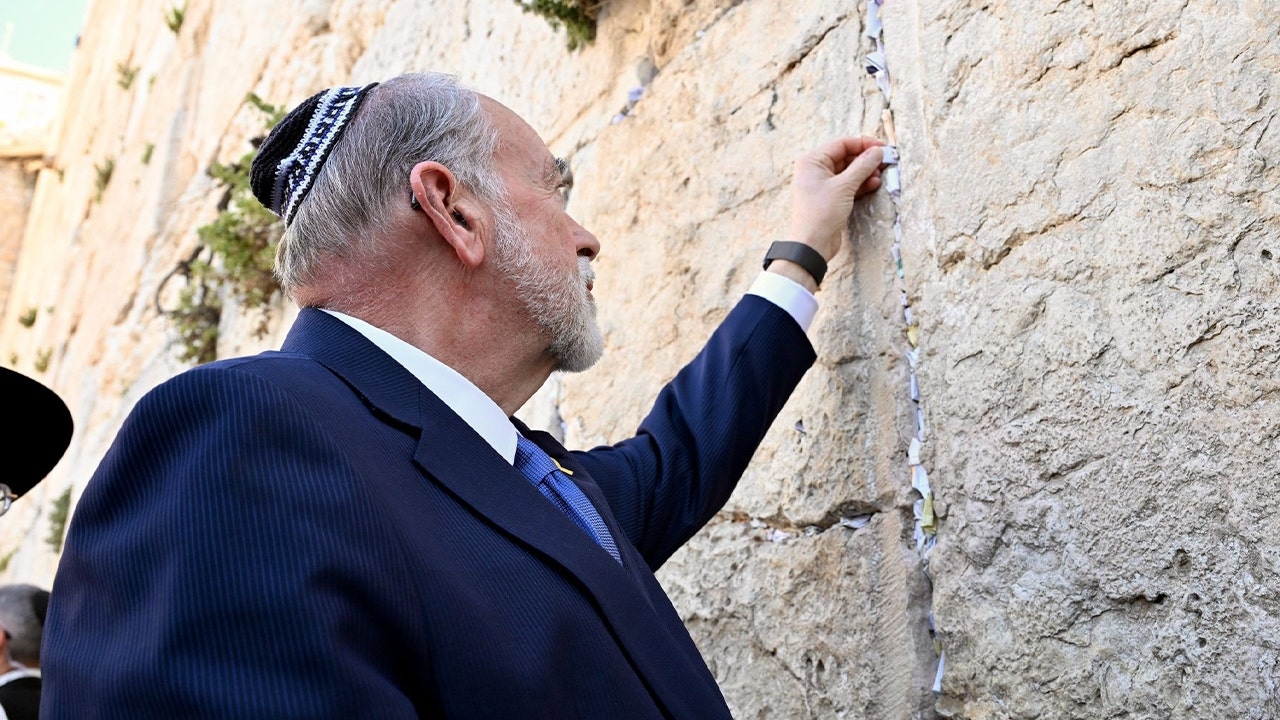 Huckabee condemns efforts to erase Jewish history to the Holy Land as ‘absurd'
