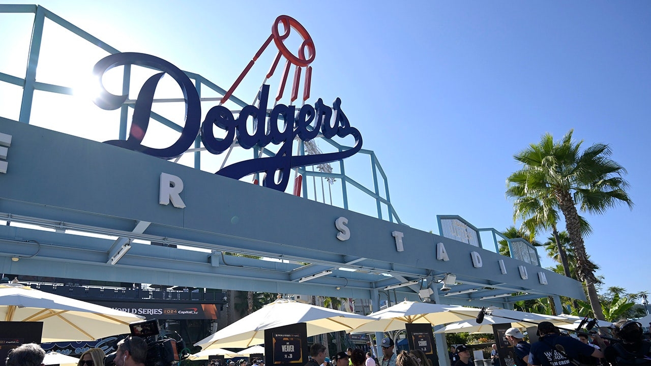 Yankees fan claims he was hit by falling piece of concrete at Dodger Stadium: report