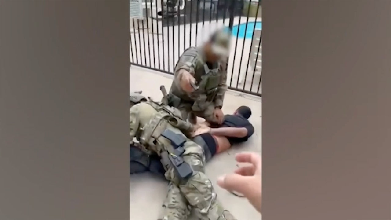 ‘Violent Venezuelan alien' with possible TdA ties caught with knife during ICE takedown in San Diego: video