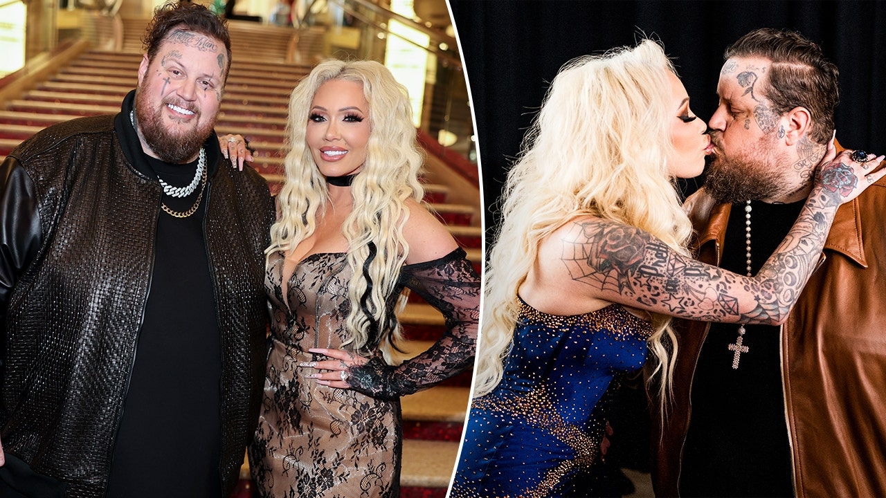 Jelly Roll's wife grabs country star's attention with risqué move at hockey rink