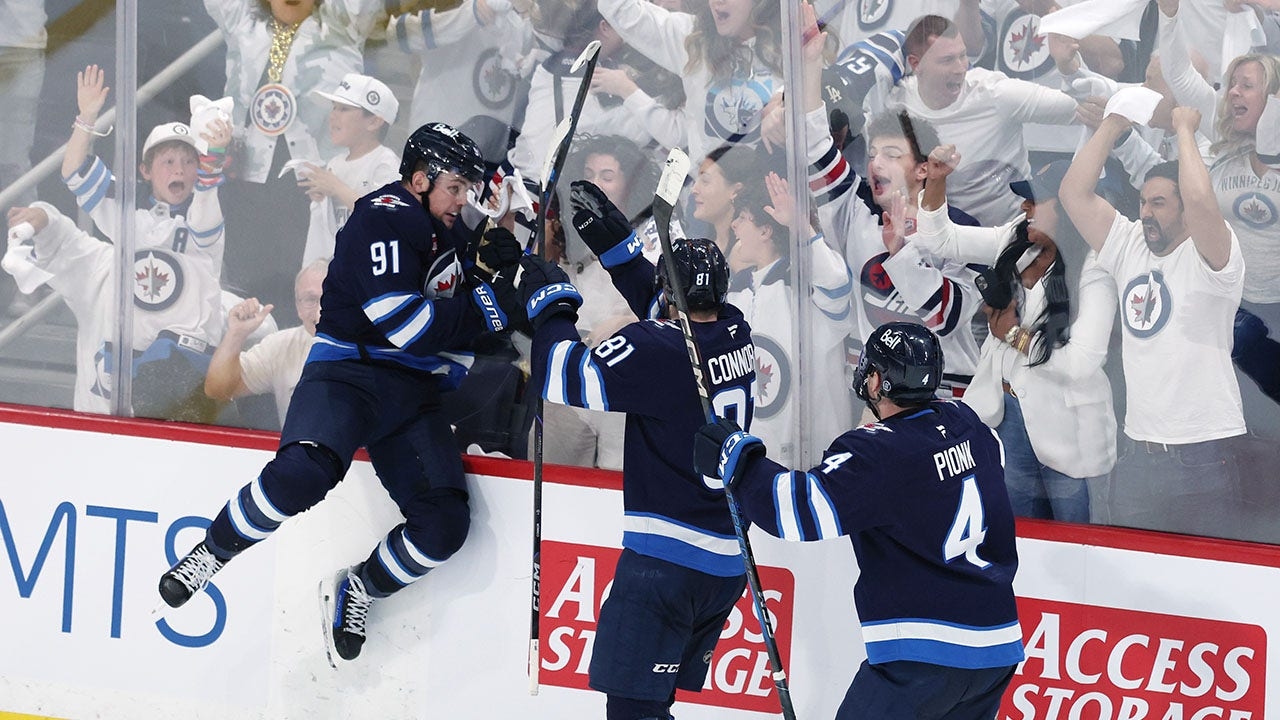 Jets' Cole Perfetti scores game-tying goal with 1.6 seconds left; Winnipeg knocks out Blues in double OT