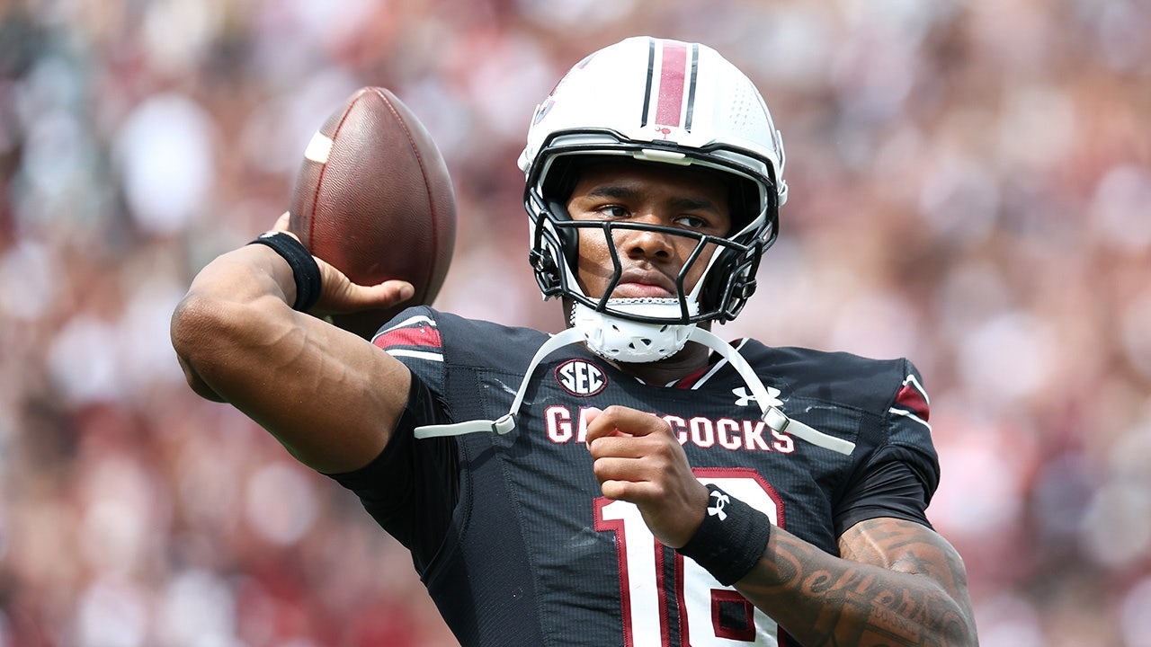 South Carolina's LaNorris Sellers rejected tempting transfer offers, the college football star's father says