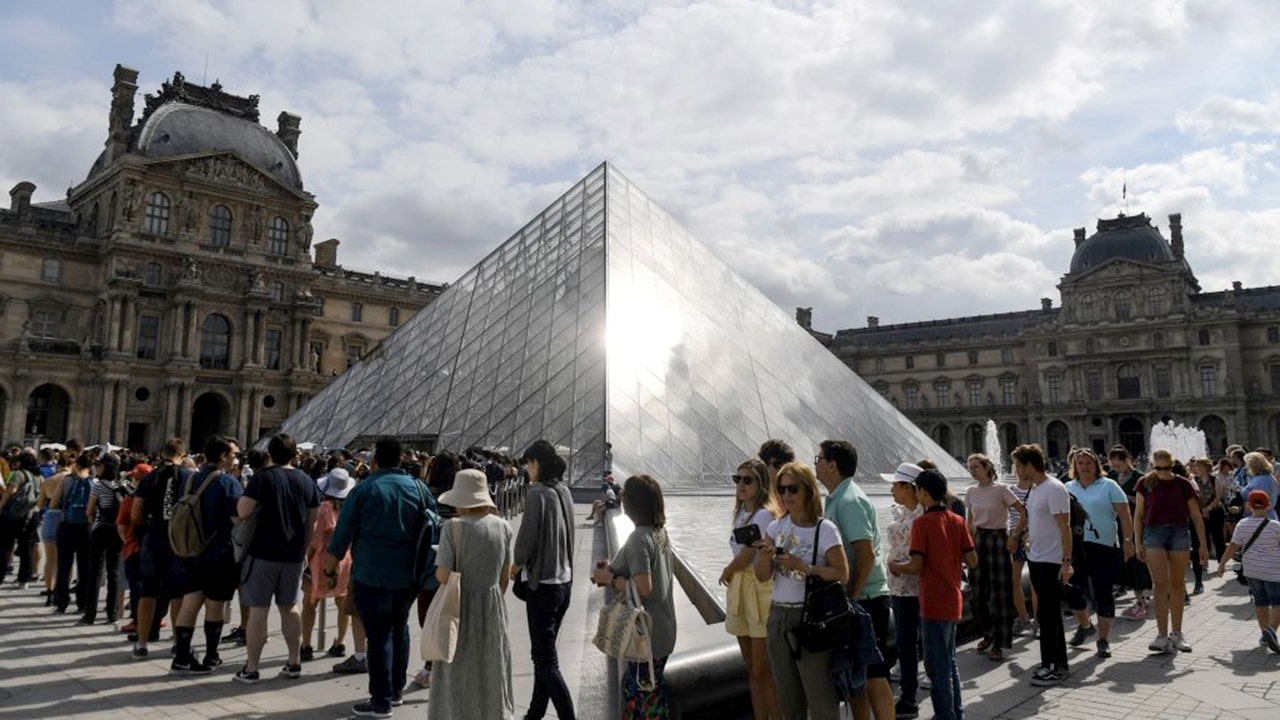 Museum staff leaves 'Mona Lisa' fans high and dry as Louvre shuts down without warning