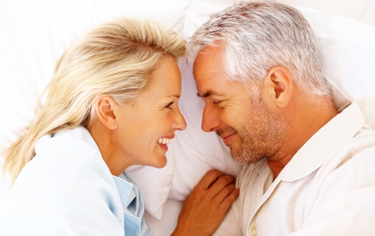 Couples who cuddle before sleep reap these health benefits, study reveals