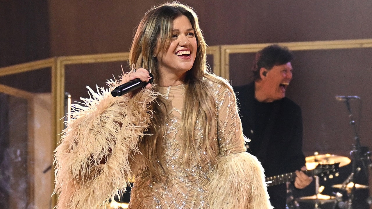 Kelly Clarkson brings 11-year-old daughter River Rose on stage during Las Vegas residency performance
