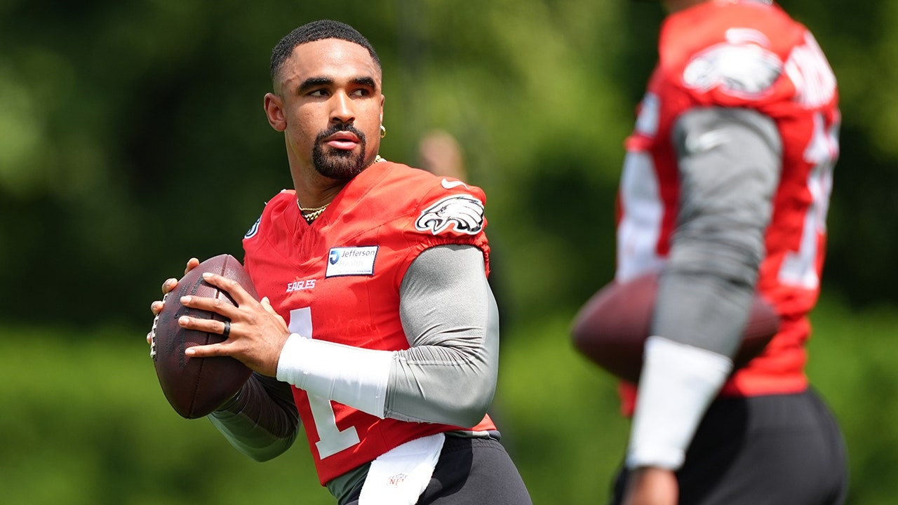 Eagles' Nick Sirianni blasts 'bulls---' narratives around Super Bowl champ Jalen Hurts