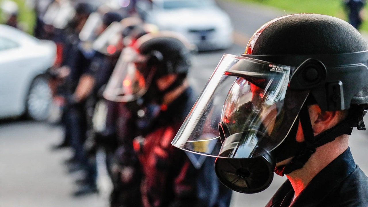 Blue city officers flocking to cop-friendly red states, police leader says: ‘Why would anyone stay?'