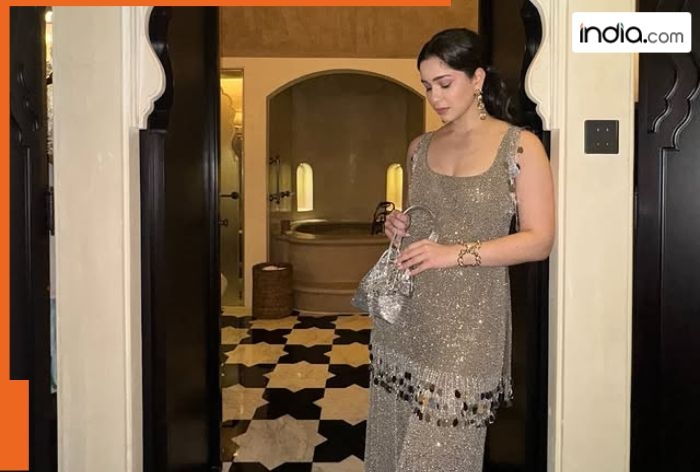 Meet Sara Tendulkar, gorgeous daughter of 'Master Blaster' Sachin Tendulkar, she completed her Bachelor's degree in..., now works as...