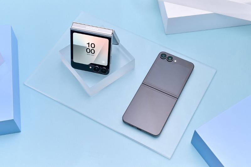 Samsung Galaxy Z Flip7: Compact AI Flagship with Edge-to-Edge FlexWindow & Next-Level Personalization