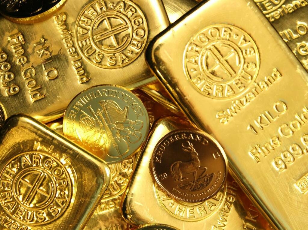 الذهب يقفز 3% مع تراجع الدولار وتصاعد الغموض حول مجلس الاحتياطي الفيدرالي