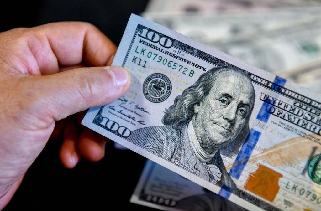 الدولار يواصل التراجع وسط حذر الفيدرالي وترقب المحادثات الأمريكية اليابانية