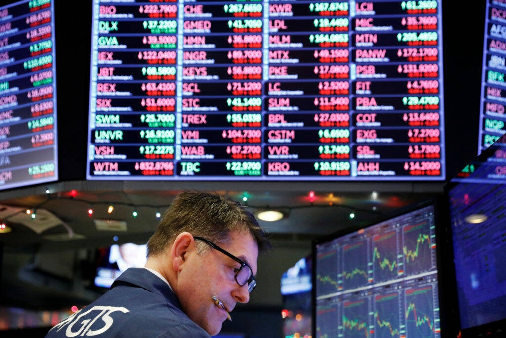 انخفاض العقود الآجلة لمؤشرات الأسهم الأمريكية مع تقييم محادثات التجارة
