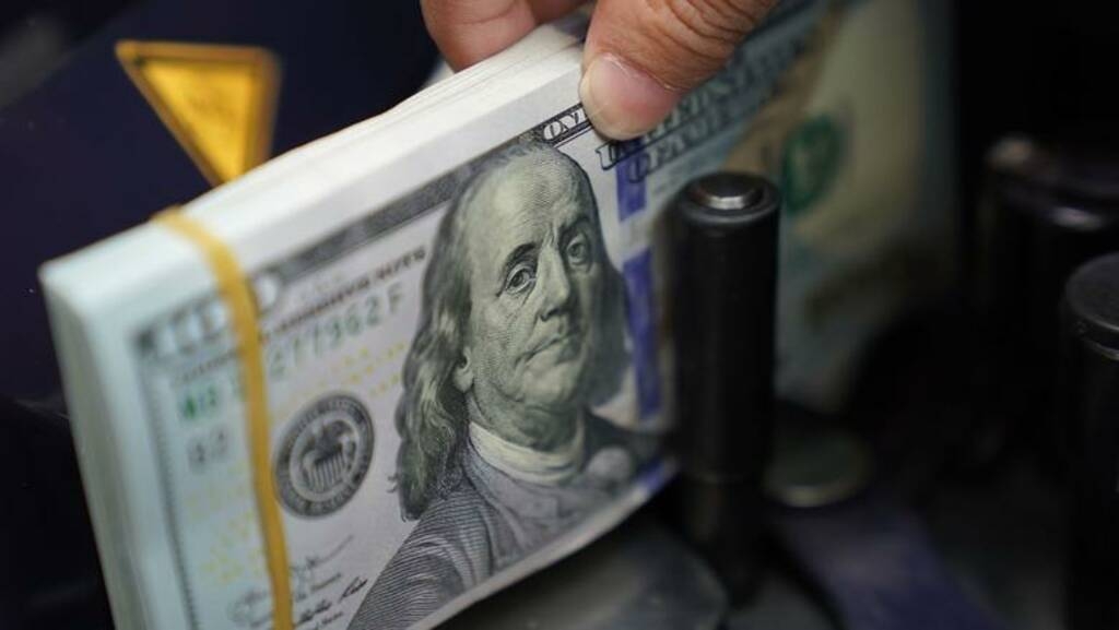 ارتفاع تكاليف التحوط في أسواق العملات مع استمرار انخفاض الدولار
