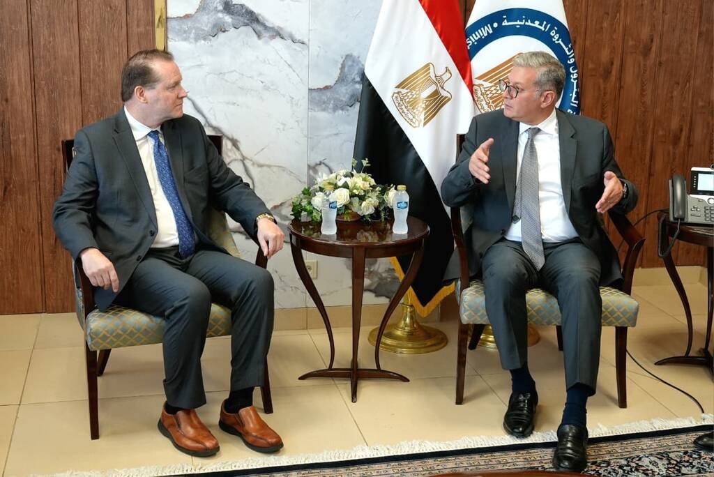 "البترول" المصرية تبحث مع "انرجوس" العالمية التعاون في سفن التغييز