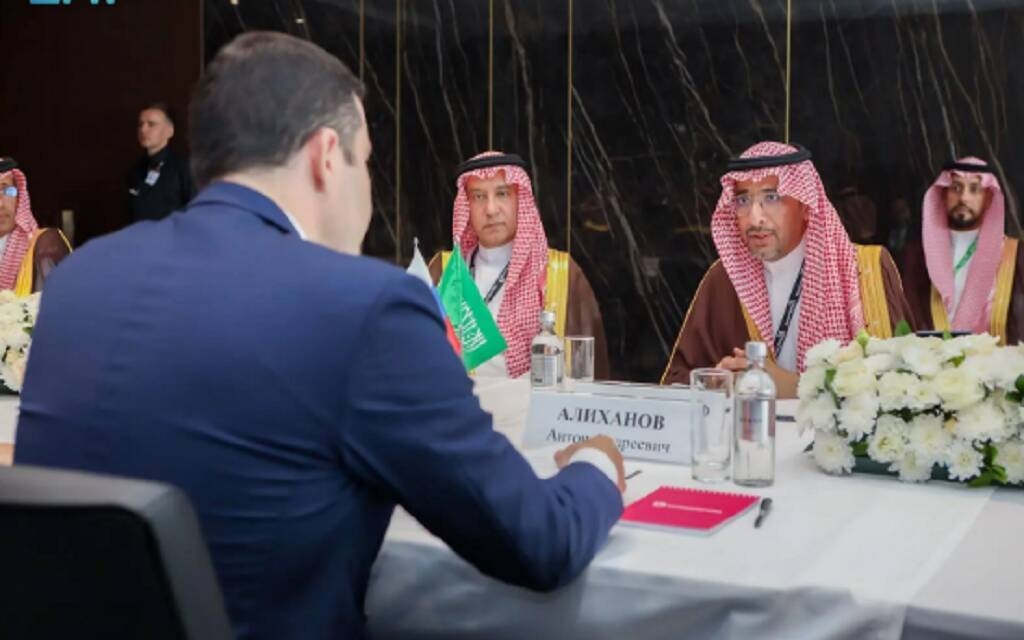 "الخريف" يبحث فرص تعزيز التعاون الصناعي مع وزير التجارة الروسي