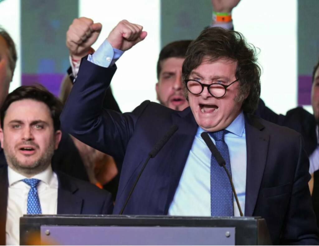 الأرجنتين تخفض الرسوم الجمركية على الهواتف المحمولة إلى النصف تمهيداً لإلغائها